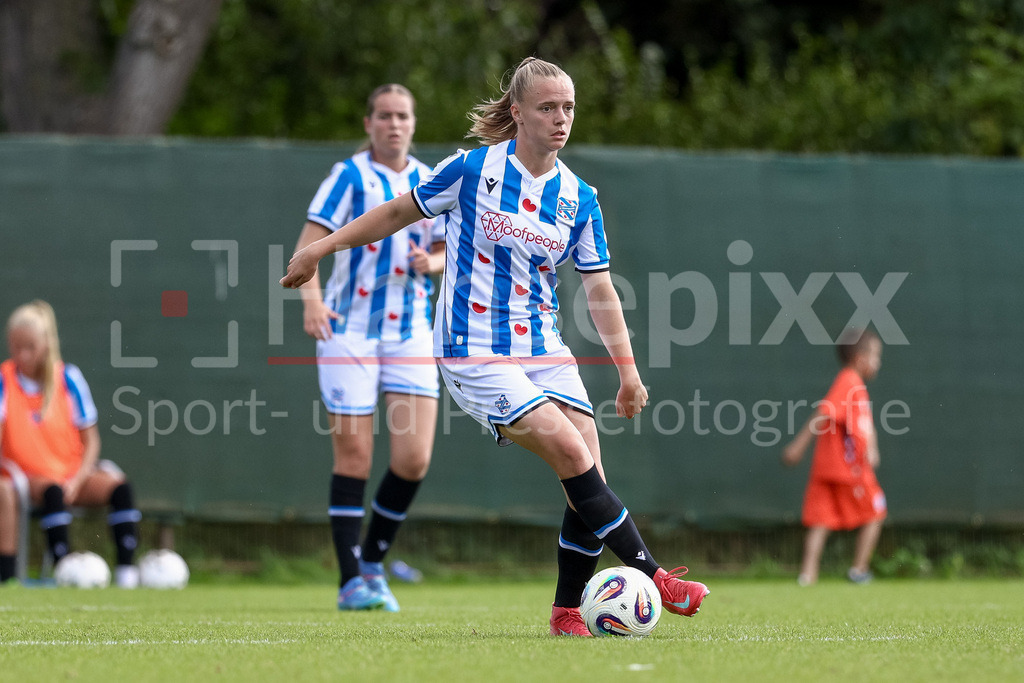 Fussball, Testspiel Frauen, SV Werder Bremen - SC Heerenveen | Indy Appelman (SC Heerenveen, 2) am Ball, Einzelbild, Ganzkörper, Aktion, Action, Spielszene