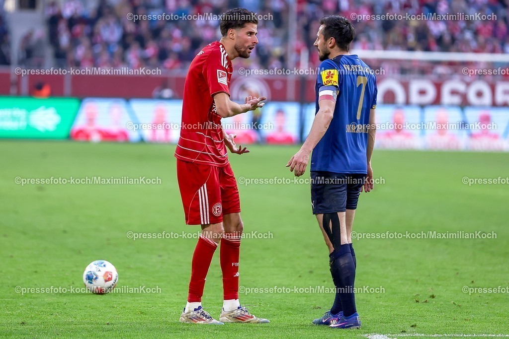 F9510042601036 | 10.04.2026, Fußball, Fortuna Düsseldorf - Holstein Kiel, 2. Fußball Bundesliga, Herren, Merkur Spiel-Arena, 29. Spieltag, Saison 2025 2026: Anouar El Azzouzi&nbsp;(Fortuna Düsseldorf #08) gestikulierend auf dem Spielfeld  neben Steven Skrzybski&nbsp; (Holstein Kiel #07)  DFB regulations prohibit any use of photographs as image sequences and or quasi-video.