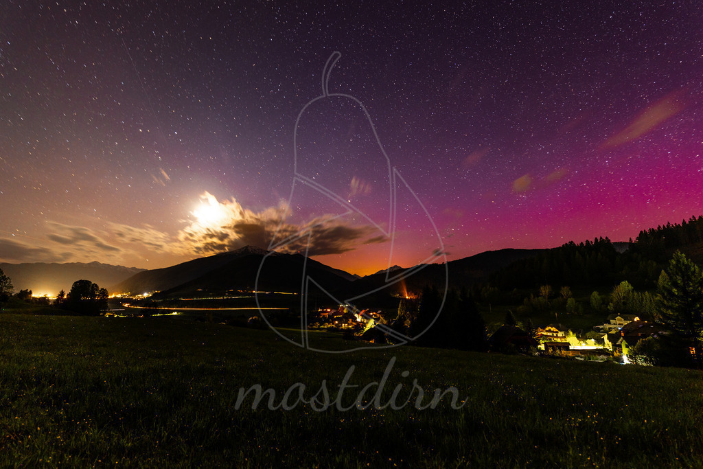 Polarlichter Lungau | Eine einmalige Gelegenheit gabes es heuer im Jahr 2024 europaweit zu sehen. Die Polarlichter. Ich habe im Shop zwei Varianten online gestellt.  - Realisiert mit Pictrs.com
