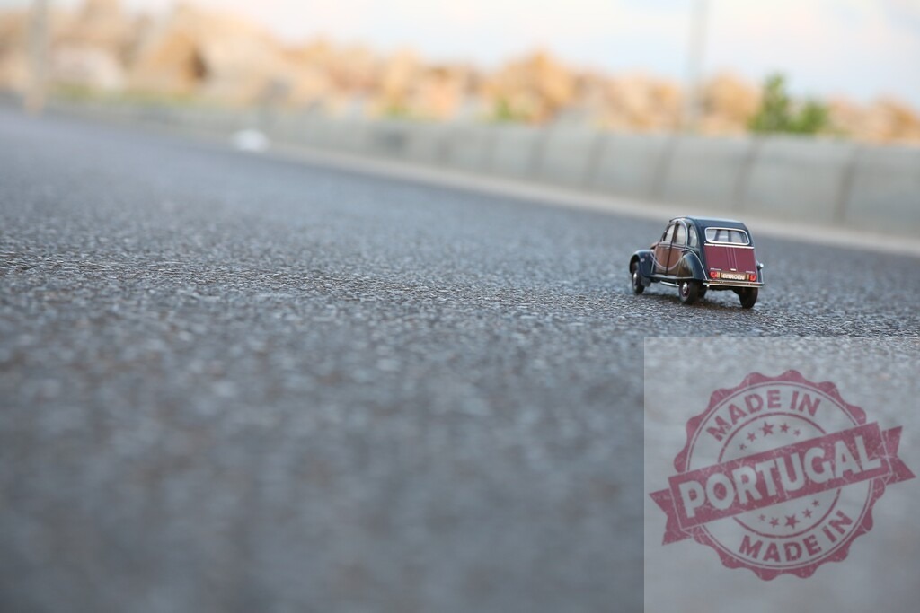 Miniature Citroën 2CV car model on asphalt road | Miniature Citroën 2CV car model on an asphalt road with copy space - Realisiert mit Pictrs.com