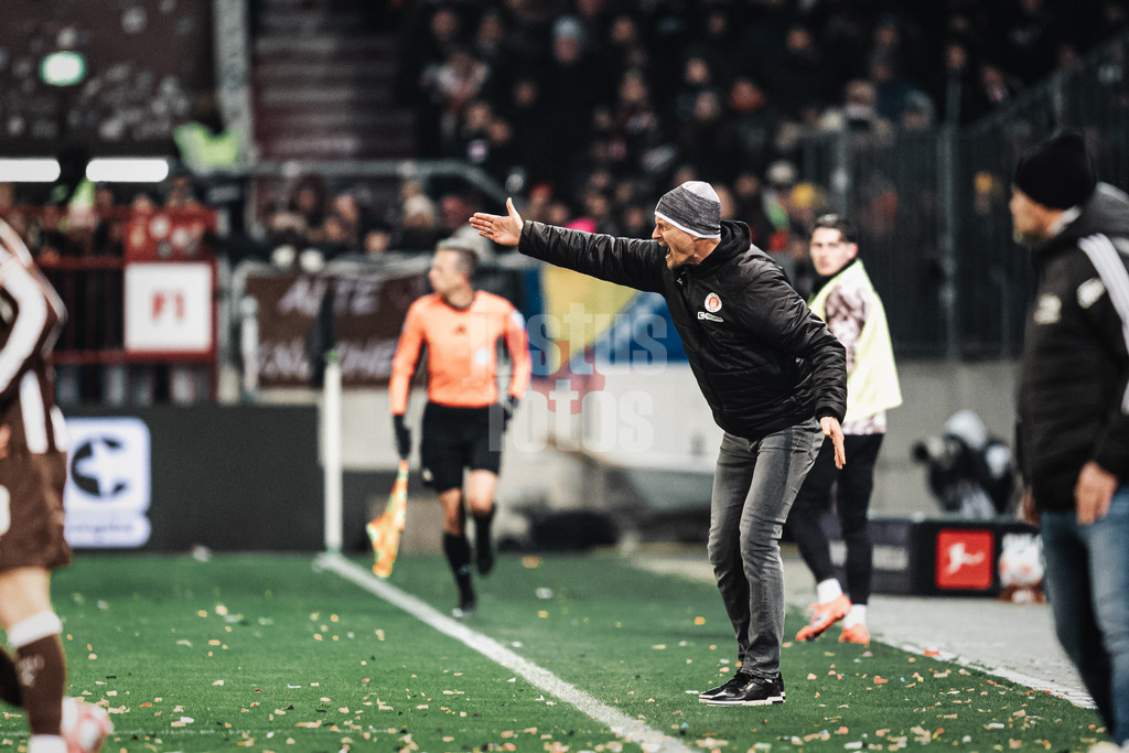 Fußball | Männer | Saison 2025/2026  | Fußball-Bundesliga | 11. Spieltag | FC St. Pauli vs. 1. FC Union Berlin | 23.11.2025 | Alexander Blessin (Trainer, FC St. Pauli) gibt Anweisungen