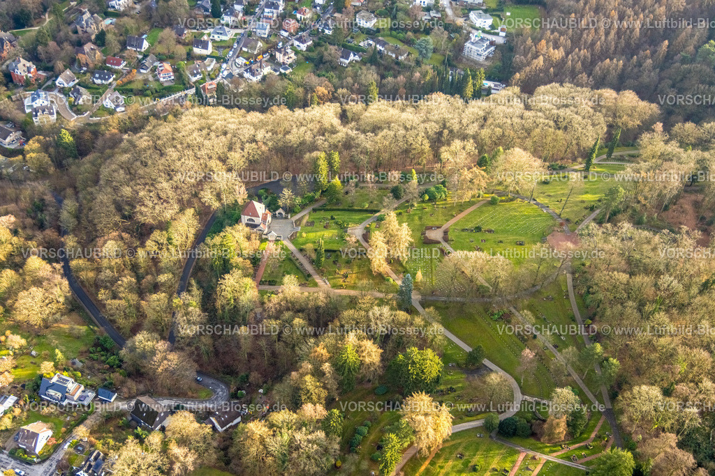 Velbert251200943Langenberg | , Luftbild, evang. Friedhof Gräberfeld und Friedhofskapelle, umgeben von grünen Bäumen, Langenberg, Velbert, Bergisches Land, Nordrhein-Westfalen, Deutschland