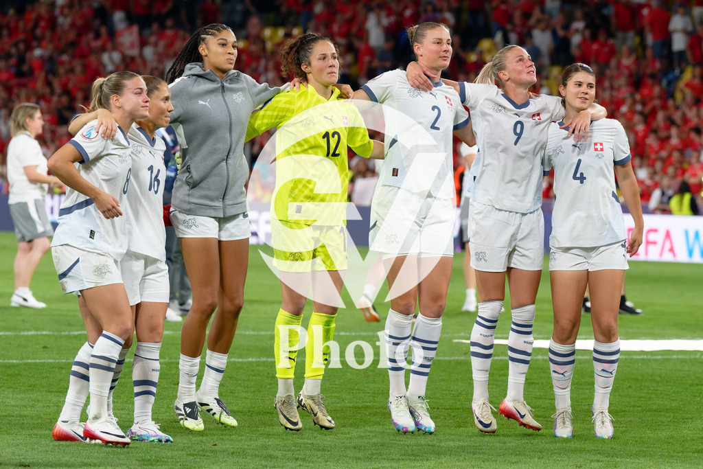 Spain v Switzerland - UEFA Women's EURO 2025 Quarter-Final | BERN, SWITZERLAND - JULY 18: Switzerland team thanks the fans during the UEFA Women's EURO 2025 Quarter-Final match between Spain v Switzerland at Stadion Wankdorf on July 18, 2025 in Bern, Switzerland. (Photo by Giuseppe Velletri/Sports Press Photo/Getty Images)