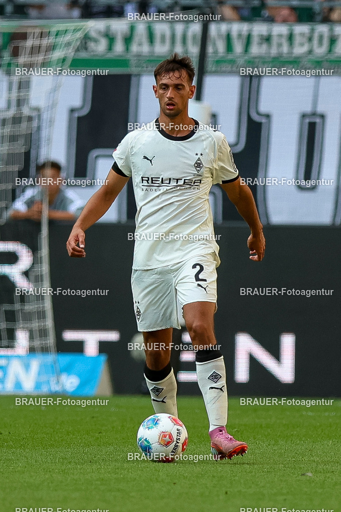 Borussia Mönchengladbach vs Hamburger SV - Bundesliga  | Mönchengladbach, Deutschland, 24.08.25:   Fabio Chiarodia (Borussia Mönchengladbach) in Aktion am Ball, Einzelaktion waehrend des Spiels der Bundesliga zwischen Borussia Mönchengladbach vs Hamburger SV im Stadion im Borussia Park(Foto von Brauer-Fotoagentur / Adrian Schlueter)