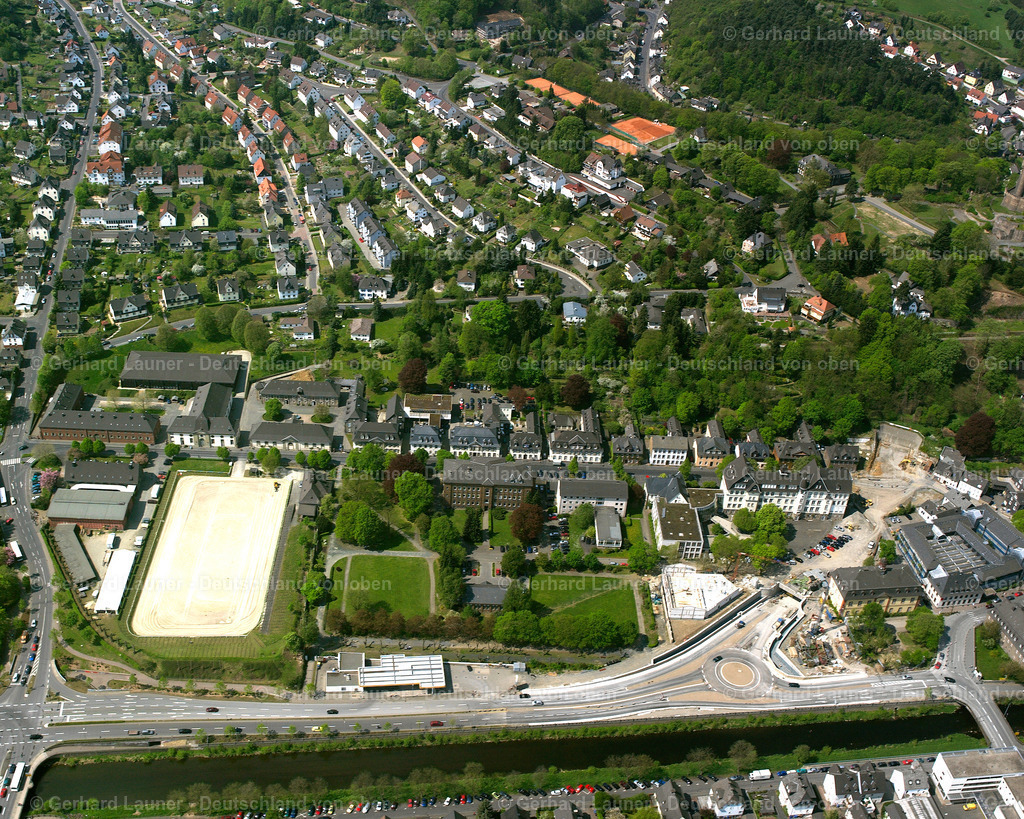 2610119 | DILLENBURG 09.06.2006 Ortsansicht der Straßen und Häuser der Wohngebiete in Dillenburg im Bundesland Hessen, Deutschland // Town View of the streets and houses of the residential areas in Dillenburg in the state Hesse, Germany Foto: Gerhard Launer