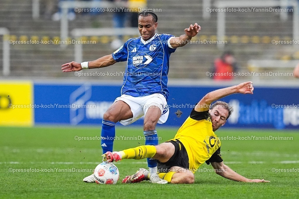 xYDRx08112501093 | 08.11.2025, xydrx, Fußball, Regionalliga West, Borussia Dortmund II - FC Schalke 04 II, Saison 2025 2026, Stadion Rote Erde: Yassin Ben Balla (FC Schalke 04 II #25) im Zweikampf gegen Michael Eberwein (Borussia Dortmund II #14)