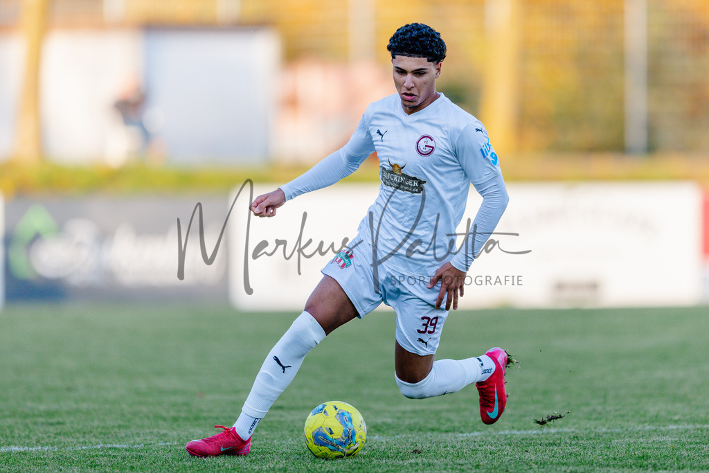 Oberliga Westfalen, Saison 2025/26, 13. Spieltag: 1. FC Gievenbeck - Türkspor Dortmund 2000 | Münster, 02.11.2025: Oberliga Westfalen, 13. Spieltag, 1. FC Gievenbeck empfängt Türkspor Dortmund 2000 im Sportpark Gievenbeck in Münster. Foto: sportfotografie.ms | Markus Paletta - Realisiert mit Pictrs.com