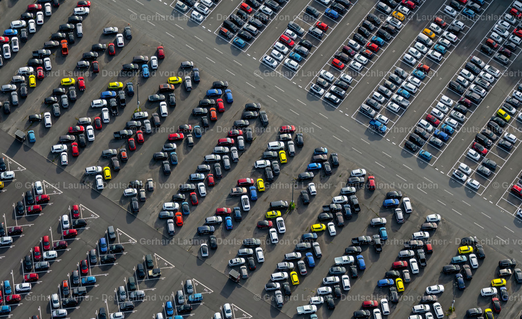 4030597 | BREMERHAVEN 01.06.2020 Parkplatz und Abstellfläche für Automobile - PKW am Überseehafen in Bremerhaven im Bundesland Bremen, Deutschland. // Parking and storage space for automobiles on Ueberseehafen in Bremerhaven in the state Bremen, Germany. Foto: Gerhard Launer