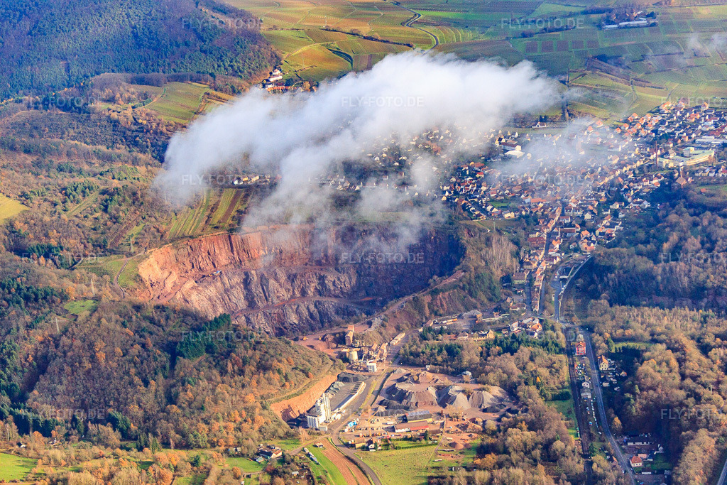 Luftbild: Steinbruch Albersweiler der Basalt-Actien-Gesellschaft unter Wolken in Albersweiler im Bundesland Rheinland-Pfalz in Deutschland. Foto: IMG_61215.jpg vom 30.11.2013 durch Werner Riehm/FLY-FOTO.deBaustoffe aus Naturstein | Asphalt - BVG Kirn