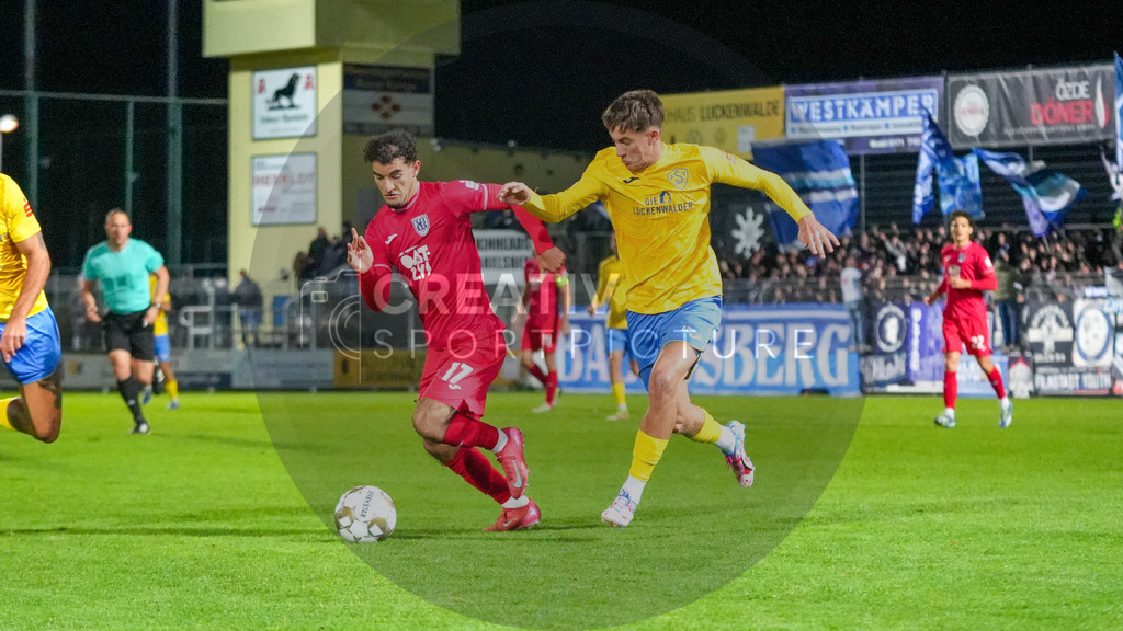 Fußball, Herren, Saison 2025/2026, Regionalliga Nordost, 13. Spieltag, FSV 63 Luckenwalde vs. SV Babelsberg 03, Freitag 24.10.2025, Werner-Seelenbinder-Stadion Luckenwalde, | Fußball, Herren, Saison 2025/2026, Regionalliga Nordost, 13. Spieltag, FSV 63 Luckenwalde vs. SV Babelsberg 03, Freitag 24.10.2025, Werner-Seelenbinder-Stadion Luckenwalde, Im Bild: George Didoss (l. Babelsberg) und Mike Bachmann (r. Luckenwalde) - Realisiert mit Pictrs.com