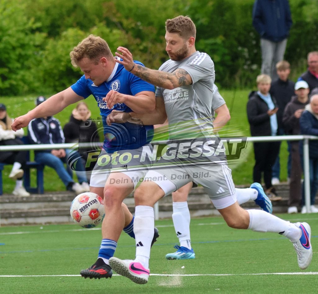 SV Enger-Westerenger - TuS Bruchmühlen | Auf dem Bild zu sehen: grau SV Enger-Westerenger: Jan Sennholz ; blau TuS Bruchmühlen: Kai Volkmer SV Enger-Westerenger, TuS Bruchmühlen, Saison 25/26, Kreisliga A, Enger, Deutschland - Realisiert mit Pictrs.com