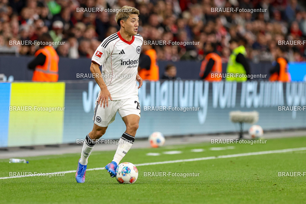 Bayer 04 Leverkusen vs Eintracht Frankfurt - Bundesliga  | Leverkusen, Deutschland, 12.09.25:   Ritsu Doan (Eintracht Frankfurt) in Aktion am Ball, Einzelaktion waehrend des Spiels der Bundesliga zwischen  Bayer 04 Leverkusen vs Eintracht Frankfurt in der BayArena(Foto von Brauer-Fotoagentur / Adrian Schlueter)