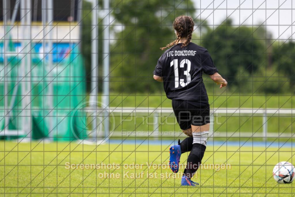 20250529_141045_0903 | #,  SGM Wendlingen-Ötlingen II (blau) vs. 1.FC Donzdorf II (schwarz), Fussball, Frauen-Bezirkspokal Finale Saison 2024/2025, Rasenplatz VfL Stadion Kirchheim, Jesinger Straße 105, 73230 Kirchheim, 29.05.2025 - 13:00 Uhr,Foto: PhotoPeet-Sportfotografie/Peter Harich