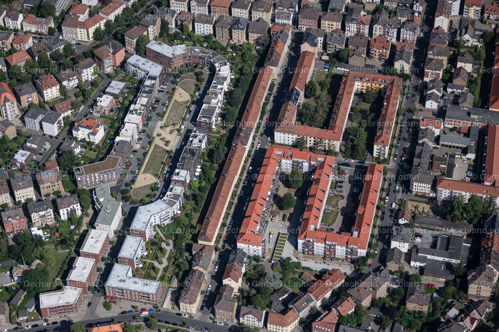 4035332 | BRAUNSCHWEIG 31.07.2020 Wohngebiet der Mehrfamilienhaussiedlung an der Uhlandstraße in Braunschweig im Bundesland Niedersachsen, Deutschland. // Residential area of the multi-family house settlement in Brunswick in the state Lower Saxony, Germany. Foto: Gerhard Launer