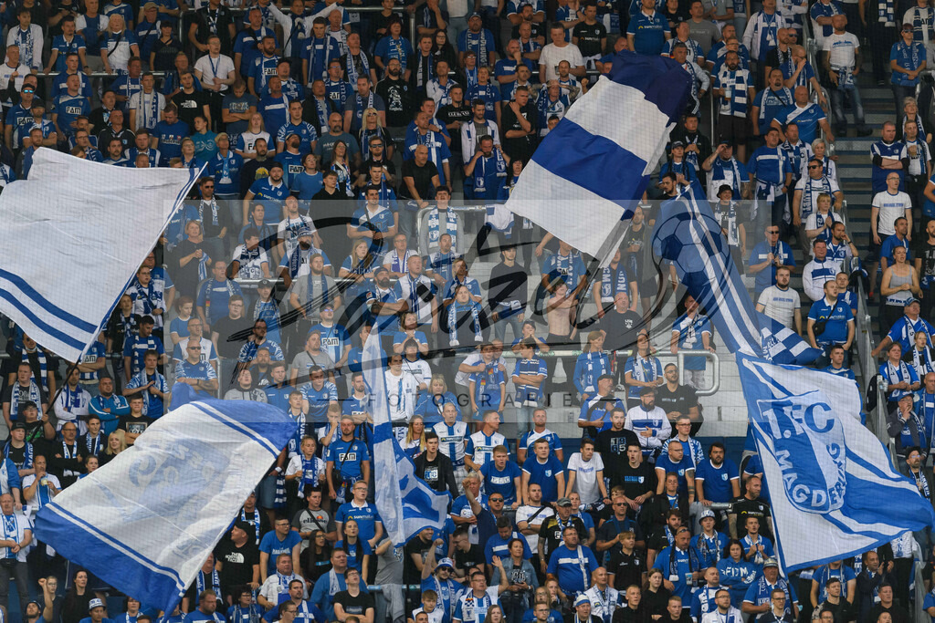 FCMFCK20210904_222 | Fussball, Herren: . Fans vom 1. FC Magdeburg beim Spiel der 3. Liga zwischen 1. FC Magdeburg und 1. FC Kaiserslautern in der MDCC-Arena am 04.09.2021 in Magdeburg, Deutschland.DFB / DFL REGULATIONS PROHIBIT ANY USE OF PHOTOGRAPHS AS IMAGE SEQUENCES AND/OR QUASI-VIDEO. - Realisiert mit Pictrs.com