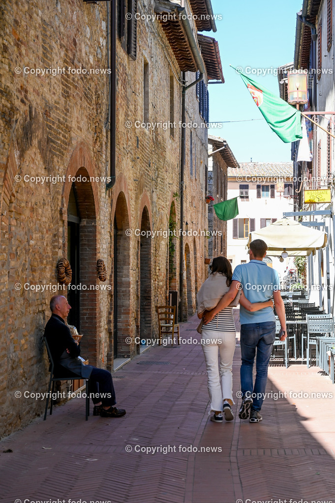 Italien_ Toskana_ San Gimignano_ 31.05.2024-178 | 31.05.2024, Italien, ITA, Toskana, San Gimignano im Bild Stadtansichten Gebäude, Architektur, Touristen, Historisch, Souvenir, Ansichten der berühmten Stadt San Gimignano in der Toskana-Italien - View of the famous town San Gimignano in Tuscany-ItalySan Gimignano ist eine italienische Kleinstadt in der Toskana mit einem mittelalterlichen Stadtkern. San Gimignano wird auch die Stadt der Türme genannt. Die Stadt liegt in der Provinz Siena. Sie gehört neben Florenz, Siena und Pisa zu den von Touristen meist besuchten Zielen in der Toskana.