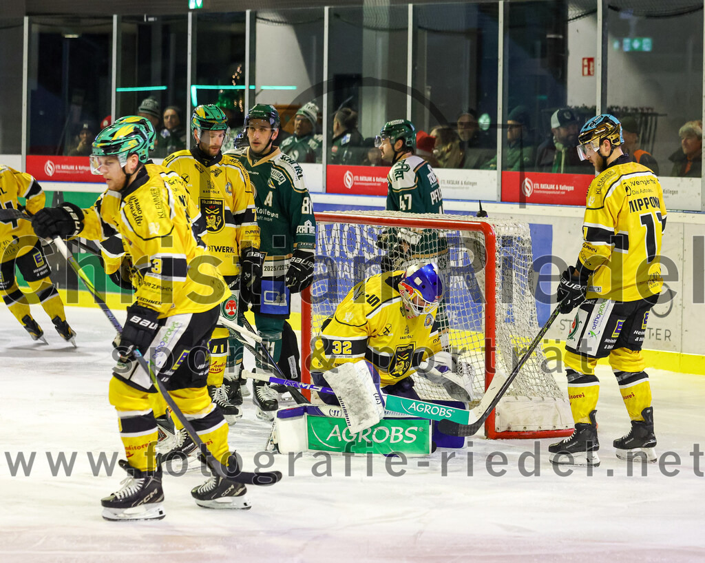 2025-12-19_087_TSV_Erding_gegen_Toelzer_Loewen | Erding, Deutschland, 19.12.2025:Eishockey, Oberliga Süd 2025 / 2026, 27. Spieltag, TSV Erding gegen Tölzer Löwen, Endergebnis: 2:5Karel Klikorka (Tölzer Löwen, #3), Maximilian Forster (Erding Gladiators, #81), Torwart Matthias Bittner (Tölzer Löwen, #32), Topi Piipponen (Tölzer Löwen, #11)Foto: Christian Riedel / fotografie-riedel.net