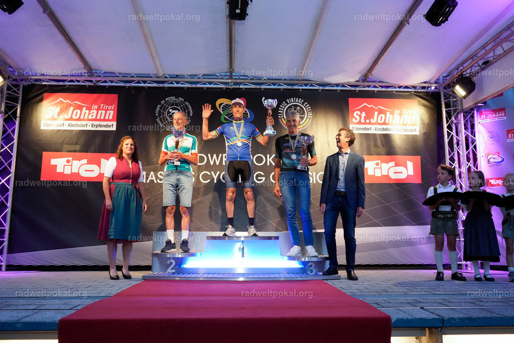 1261_20230817_Bewerb_Maenner_Muehlanger | AUT - OESTERREICH, 2023-08-16: SPORT RENNRAD-FAHREN - 55. INTERNATIONALER RADWELTPOKAL IN ST. JOHANN IN TIROL  - Vintage-Radrennen mit WM-Bronze-Medaillen-Siegerin Christina Schweinberger, den Teilnehmer und Alexander Baumann (vom Orginastions-Team) - TAG 2 BEWERB MAENNER IN SECHS GRUPPEN  ; Foto: Roland Muehlanger