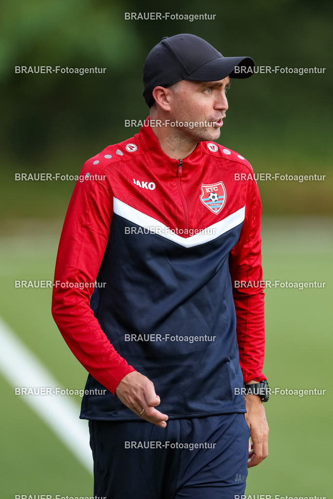 1_KFCWAT_20250723_0987.JPG -  - KFC Uerdingen - SG Wattenscheid 09 - Testspiel | Krefeld, Deutschland, 23.07.25: Trainer Julian Stöhr (KFC Uerdingen) schaut waehrend des Testspiel Spiels zwischen KFC Uerdingen - SG Wattenscheid 09 in der Covestro Sportpark am 23. July 2025 in Krefeld, Deutschland. (Foto von Stefan Brauer/Brauer-Fotoagentur)