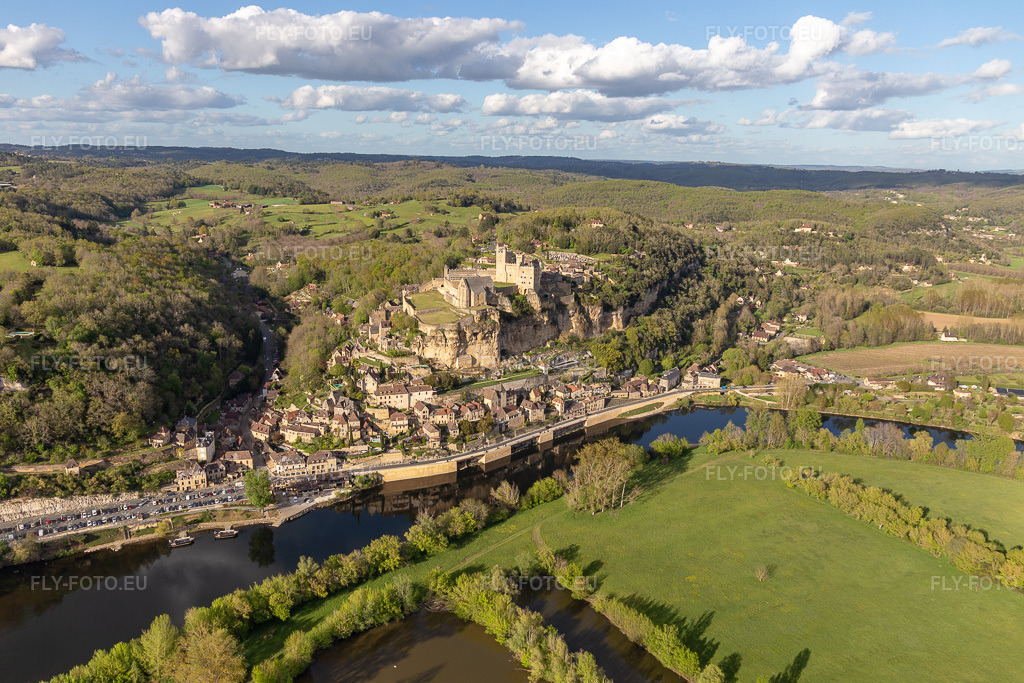 Vue aérienne: Château de Beynac à Beynac-et-Cazenac dans le département Dordogne, France. Photo: IMG_113502.jpg prise le 16/04/2019 par Werner Riehm/FLY-FOTO.eu – Résolution de l'original: 5472 x 3648 px