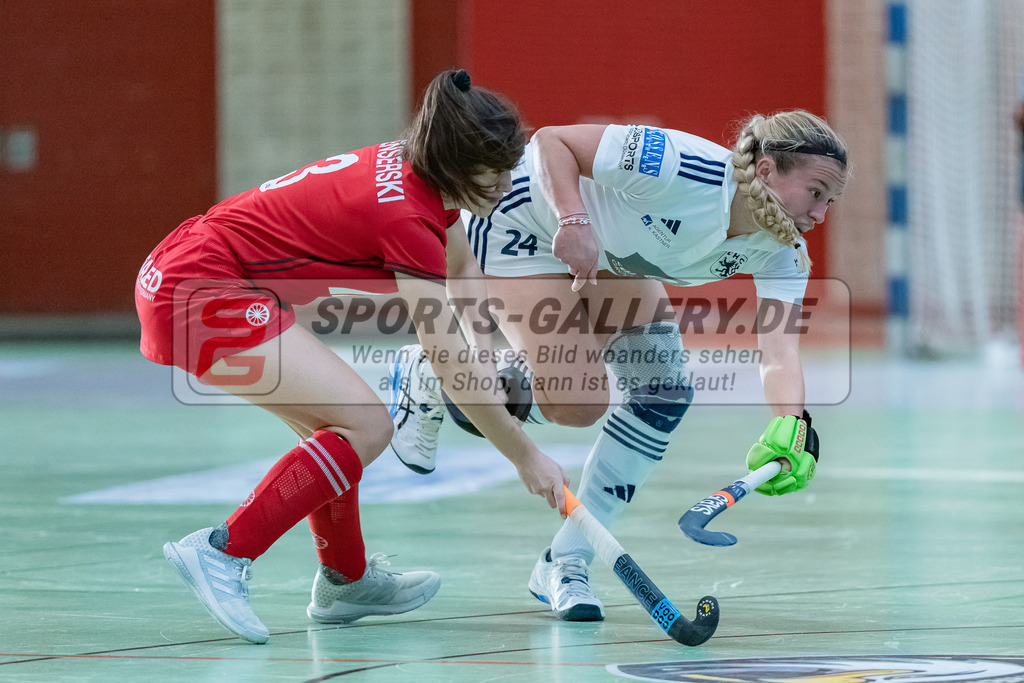 HK_20231217_107723 | 1. Bundesliga Damen Crefelder HC - Düsseldorfer HC  am 17.12.2023 Sporthalle Glockenspitz, Krefeld , Katharina Wenserski ( Crefelder HTC #3 ) , Emma Fuhr ( Düsseldorfer HC #24 )