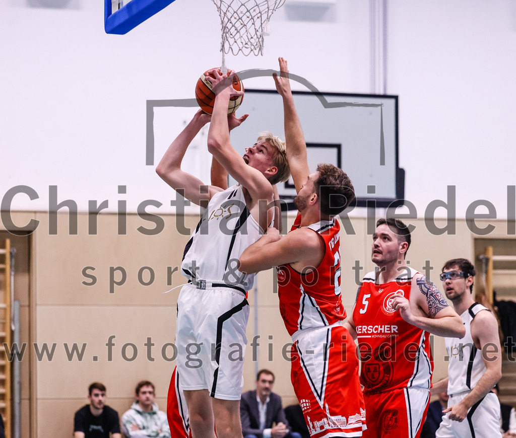 2022-12-03_093_TSV_Vaterstetten_gegen_TG_Landshut | Vaterstetten, Deutschland, 03.12.2022:
Basketball, Bayernliga Herren Südost 2022 / 2023, 7. Spieltag, TSV Vaterstetten gegen TG Landshut, Endergebnis: 71:78

D. Wolf (TSV Vaterstetten, #14),  (TG Landshut, #21), Paul Ruja (TG Landshut, #5), Maximilian Rothe (TSV Vaterstetten, #6)

Foto: Christian Riedel / fotografie-riedel.net