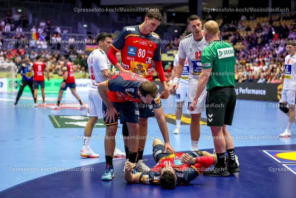EHF15012601053 | 15.01.2026, Handball, Men's EHF EURO 2026, Spanien - Serbien, Jyske Bank Boxen in Herning, Dänemark, Preliminary Round:  Alex Dujshebaev Dovichebaeva (Espania #10) liegt mit Schmerzen auf dem Spielfeld 