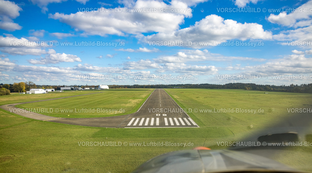 Essen251003570Mitte | Luftbild, Flugplatz Essen/Mülheim, Startbahn und Landebahn mit Zeppelinhalle Luftschiffhangar Mülheim, blauer Himmel mit Wolken, Holthausen - Südost, Mülheim an der Ruhr, Ruhrgebiet, Nordrhein-Westfalen, Deutschland