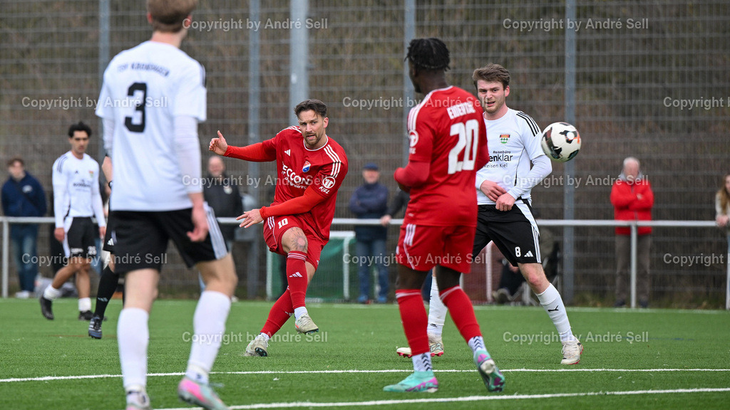 TSV Kronshagen vs. SpVg. Eidertal Molfsee | Peeke Schmitz (TSVK #3) &amp; Ole Sand (TSVK #8) vs Tom Wüllner (Molfsee #10 sein Schuss verfehlt das Tor) / Fußball-Landesliga Schleswig Männer 2025/2026 / TSV Kronshagen vs. SpVg. Eidertal Molfsee / Kunstrasenplatz (Platz 5) / Kronshagen / 21.03.26 - Realisiert mit Pictrs.com