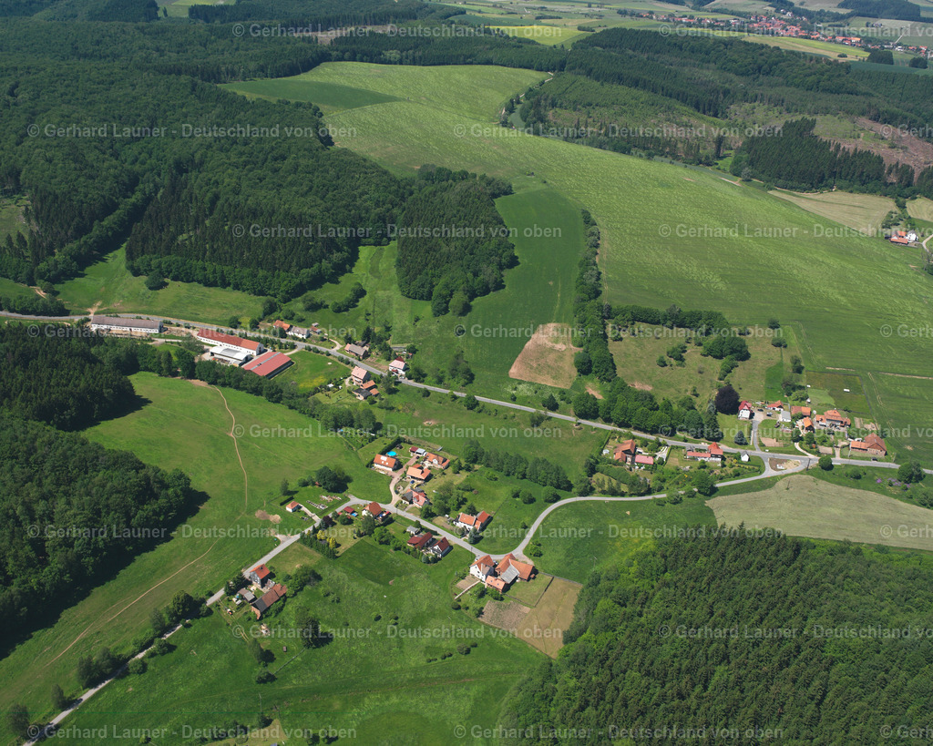 2634373 | WEILRODE 16.06.2006 Wald- Gebiete und Forstflächen umsäumen das Siedlungsgebiet des Dorfes in Bockelnhagen im Bundesland Thüringen, Deutschland. // Village - view on the edge of forested areas in Bockelnhagen in the state Thuringia, Germany. Foto: Gerhard Launer