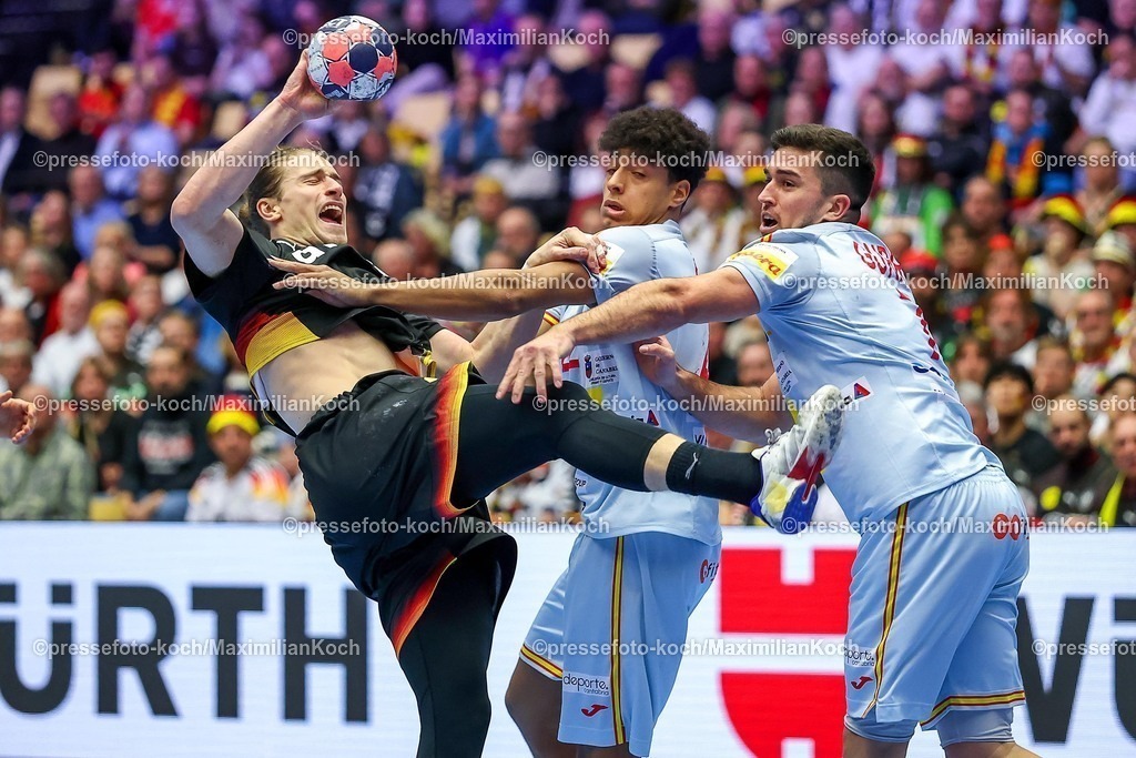 EHF19012602055 | 19.01.2026, Handball, Men's EHF EURO 2026, Deutschland - Spanien, Jyske Bank Boxen in Herning, Dänemark, Preliminary Round:  Juri Knorr (Germany #15) im Zweikampf gegen   Marcos Fis Ballester (Espania #22)  Jan Gurri Aregay (Espania #07) 