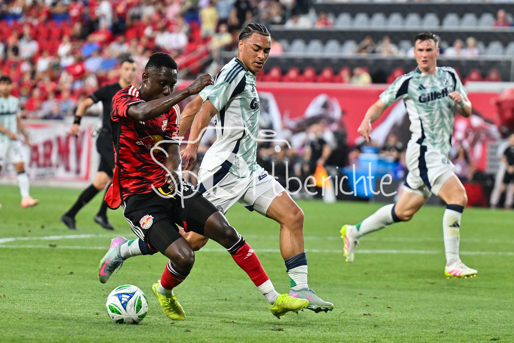 New York Red Bulls - New England Revolution | im Duell Ronald DONKOR (New York 48) und Peyton MILLER (New England 25) / Zweikampf / Major League Soccer: New York Red Bulls - New England Revolution, Red Bull Arena am 16.07.2025