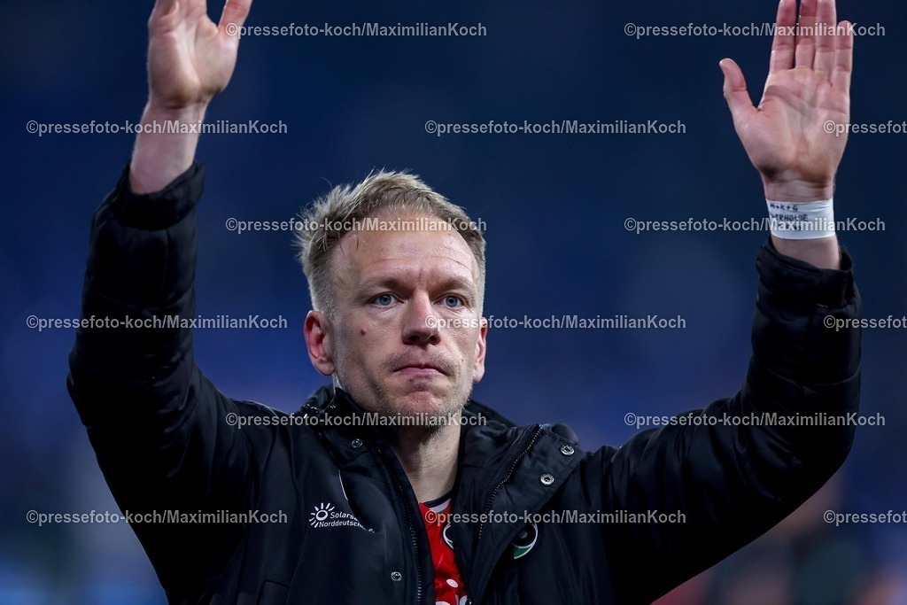 S0414032502256 | 14.03.2025, Fußball, FC Schalke 04 - Hannover 96, 2.. Fußball Bundesliga, 26. Spieltag, Veltins-Arena Gelsenkirchen, Saison 2024 2025: Abschlussjubel nach dem 2:1 Sieg für Hannover Havard Nielsen (Hannover96 #16) jubelndDFB regulations prohibit any use of photographs as image sequences and or quasi-video.
