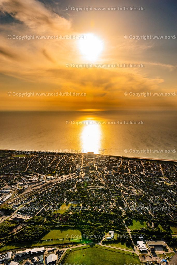Sylt_Westerland_Sonnenuntergang_ELS_1003130825 | SYLT 13.08.2025 Küstenbereich der Nordsee - Insel an der Käpt'n-Christiansen-Straße, DoktorRoss-Straße im Ortsteil Westerland in Sylt im Bundesland Schleswig-Holstein. Weiterführende Informationen bei: Sylt Marketing GmbH. // Coastal area of the North Sea - Island on street Kaept'n-Christiansen-Strasse, DoktorRoss-Strasse in the district Westerland in Sylt in the state Schleswig-Holstein. Further information at: Sylt Marketing GmbH. Foto: Martin Elsen