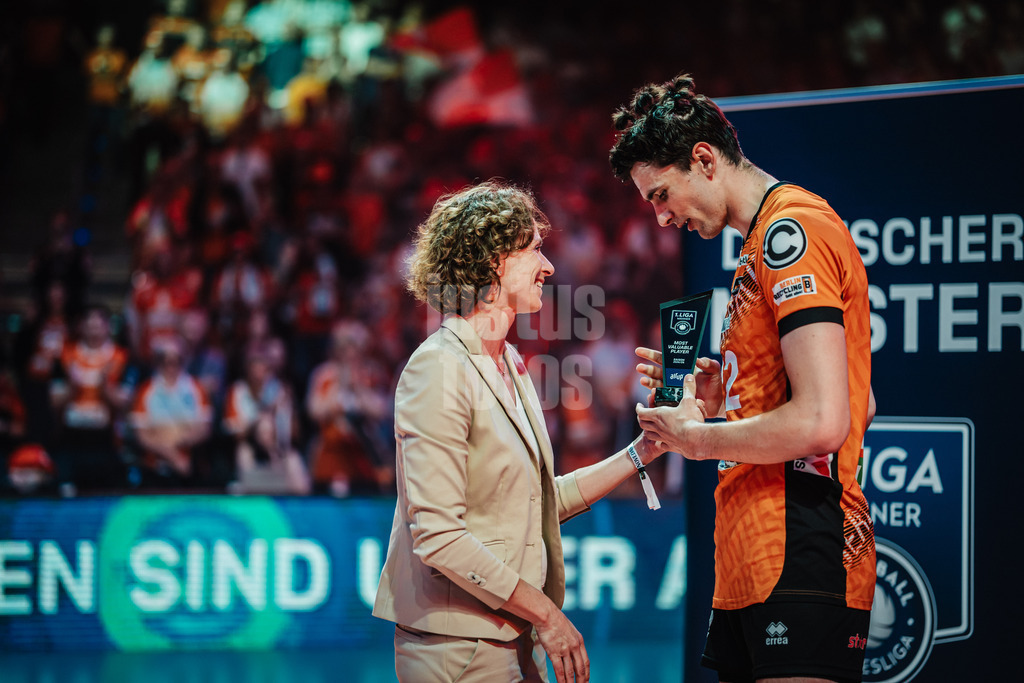 Volleyball | Herren | Saison 2024/2025 | 1. Volleyball Bundesliga Männer | Finale | BERLIN RECYCLING Volleys vs. SVG Lüneburg | 03.05.2025 | v.l. Martina Stoof (Stellv. Aufsichtsratsvorsitzende Volleyball Bundesliga) übergibt Jake Hanes (#22, Berlin Recycling Volleys) den MVP Pokal für die Bundesliga Saison 24/25
