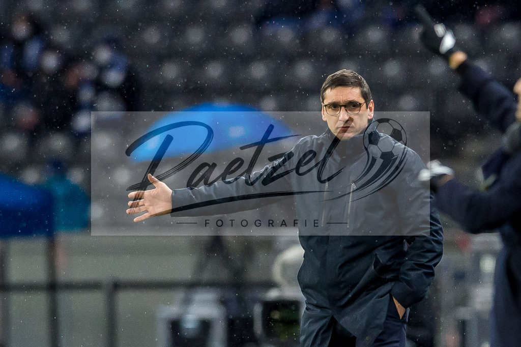 BSCRBL20220220_126 | Fussball, Herren: Trainer Tayfun Korkut (Hertha BSC) gestikuliert, Gestik bei dem Spiel der 1. Bundesliga zwischen Hertha BSC und RB Leipzig im Olypiastadion am 20.02.2022 in Berlin, Deutschland.DFB / DFL REGULATIONS PROHIBIT ANY USE OF PHOTOGRAPHS AS IMAGE SEQUENCES AND/OR QUASI-VIDEO. - Realisiert mit Pictrs.com