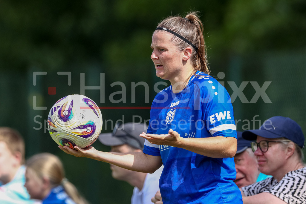 Fussball, Testspiel Frauen, SV Meppen - DSC Arminia Bielefeld | Ayleen Seyen (SV Meppen, 13) beim Einwurf, Aktion, Action, Spielszene