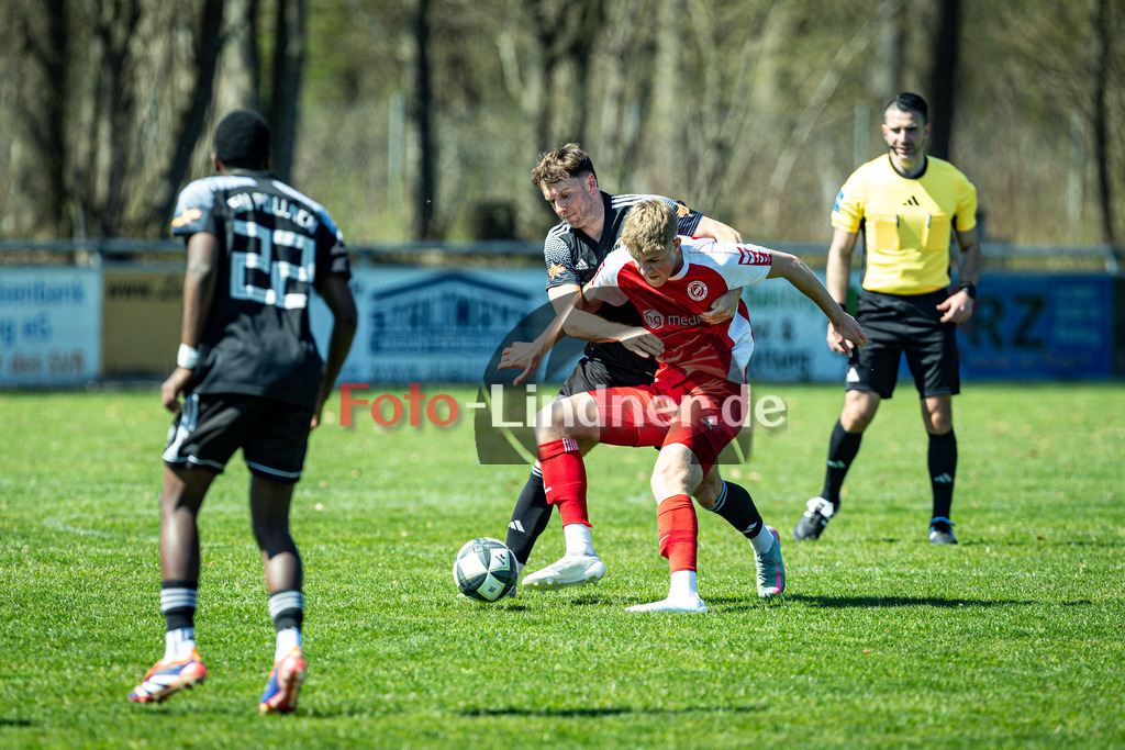 SV Raisting gegen SV Pullach | Fußball Herren Bezirksliga Oberbayern Süd 2025/26 25. Spieltag, SV Raisting gegen SV Pullach, 20260411,Zweikampf,2026-04-11 in Raisting (Raiffeisen Arena Raisting), Michael WICH (SV Pullach 6), Benedikt STECHELE (SV Raisting 23)Copyright: WolfgangxLindner www.foto-lindner.de