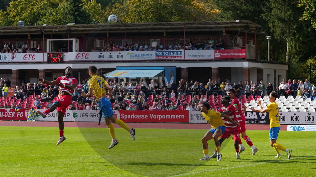 Fußball, Herren, Saison 2025/2026, Regionalliga Nordost, 9. Spieltag, Greifswalder FC vs. FSV 63 Luckenwalde, Sonntag 21.09.2025, Volksstadion Greifswald, | Fußball, Herren, Saison 2025/2026, Regionalliga Nordost, 9. Spieltag, Greifswalder FC vs. FSV 63 Luckenwalde, Sonntag 21.09.2025, Volksstadion Greifswald, Im Bild: v.l. McMoordy Hüther (GFC), Quentin Seidel (FSV), Andreas Pollasch (FSV), Rudolf Ndualu (GFC) Mike Egelseder (GFC) und Phillip König (FSV) - Realisiert mit Pictrs.com