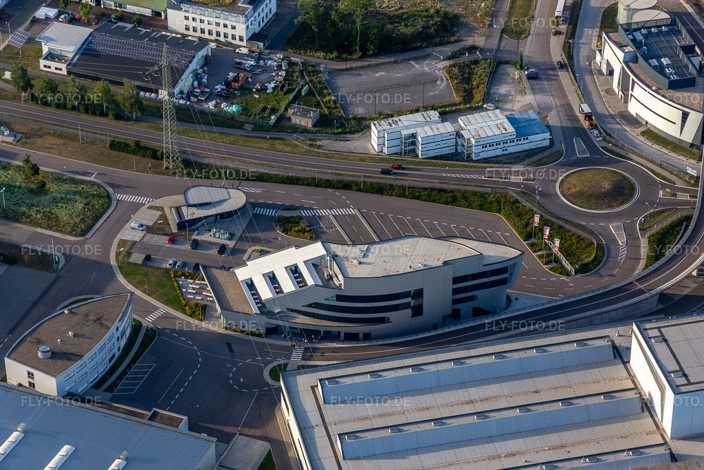 Luftbild: SEW-EURODRIVE GmbH & Co KG – Fertigungswerk und SCC Mechanik/Mechatronik im Ortsteil Graben in Graben-Neudorf im Bundesland Baden-Württemberg in Deutschland. Foto: IMG_133443.jpg vom 12.07.2022 durch Werner Riehm/FLY-FOTO.deWWW.SEW-EURODRIVE.DE