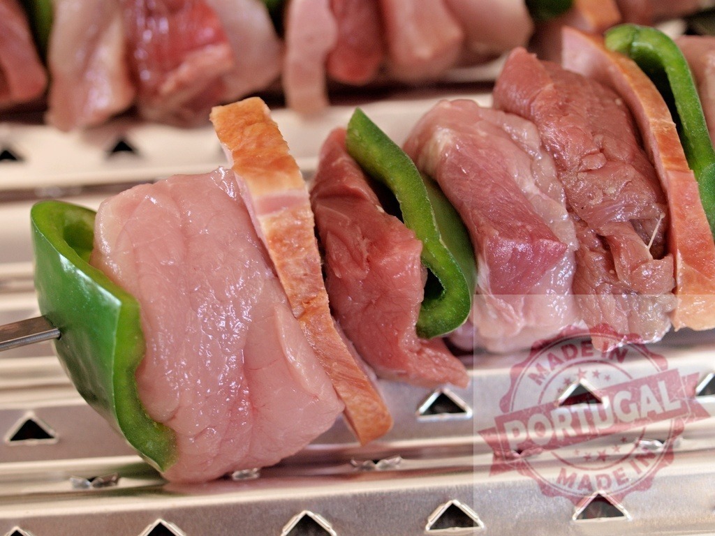 Raw meat skewers with green bell pepper preparing for grill | Raw shish kebab skewers with various meats and green bell pepper - Realized with Pictrs.com