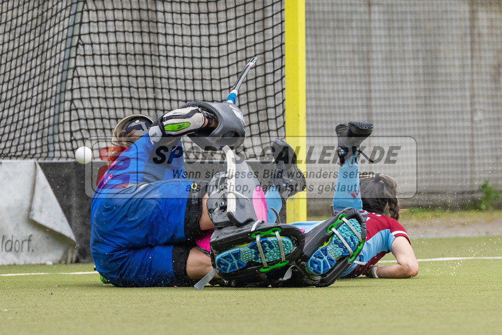 HK_20230520_108425 | 1. Bundesliga Damen Düsseldorfer HC - UHC Hamburg am 20.5.2023 DHC Düsseldorf, Düsseldorf , Kristina Joana Reynolds Torfrau ( Düsseldorfer HC #32 ) , Yani Zhong ( UHC Hamburg #27 )