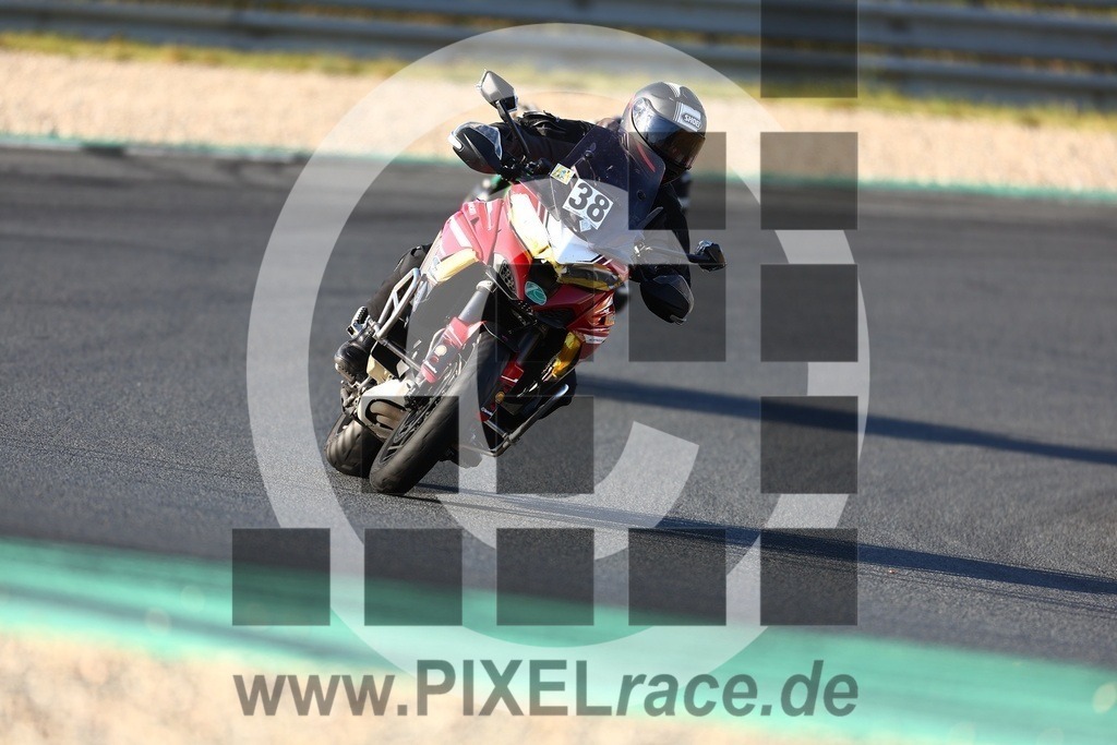 0038-20240910_05138 | Schöne Erinnerungen an spannende Momente - das festzuhalten ist unser Job. PIXELrace.de ist seit 2003 auf den Rennstrecken Europas unterwegs um die Action draußen beim Fahren und die wunderbare Stimmung imm Fahrerlager für euch einzufangen.