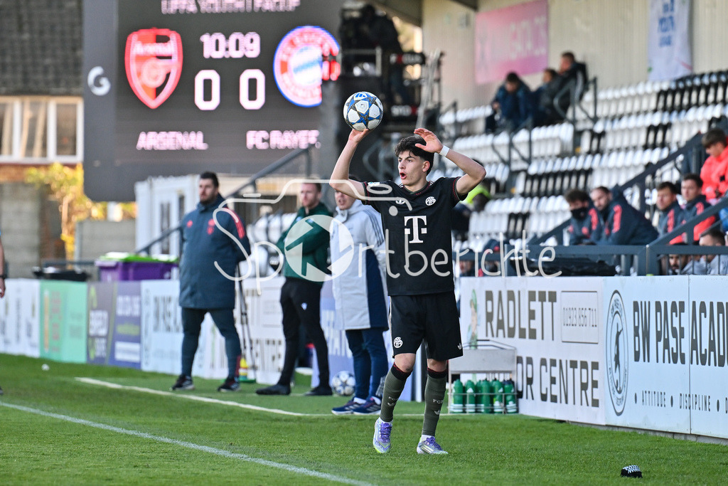 Arsenal London U19 - FC Bayern München U19 | BOREHAMWOOD, ENGLAND - 26. NOVEMBER: beim Einwurf Deniz OFLI (FC Bayern München U19 3) / Einzelfoto / Freisteller beim Ligaspiel zwischen der U19 von Arsenal London und der U19 des FC Bayern München am 5. Spieltag der UEFA Youth League im Meadow Park am 26.11.2025