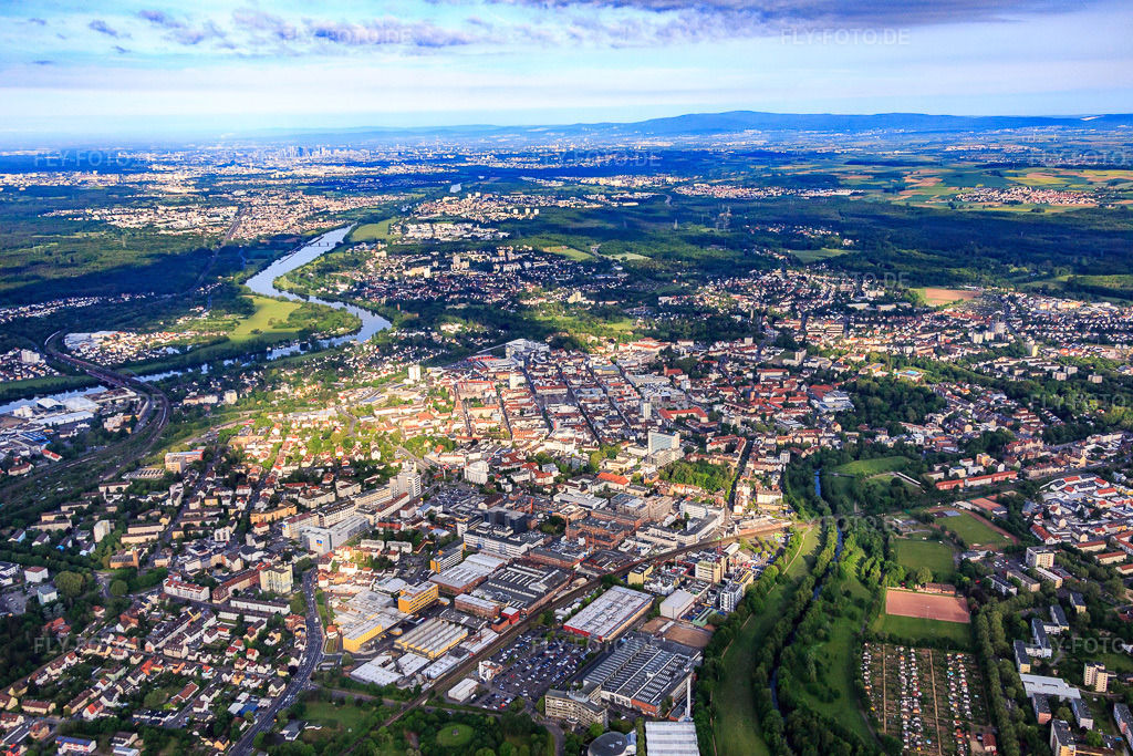 Luftbild: Stadtübersicht aus Osten am Main im Ortsteil Kesselstadt in Hanau im Bundesland Hessen in Deutschland. Foto: IMG_088793.jpg vom 20.05.2016 durch Werner Riehm/FLY-FOTO.de
