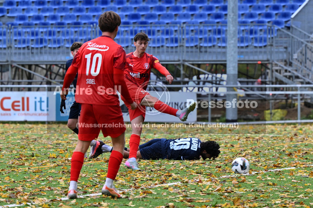 FC Kilia Kiel vs SC Rapid Lübeck | Marvin Müller (Kilia #24 trifft hier zum 4-2) &amp; Jan Matti Seidel (Kilia #10) vs Deyr Sefer (Rapid #30) / Fußball-Oberliga Männer 2026/2027 / FC Kilia Kiel vs SC Rapid Lübeck / Kilia Sportplatz / Kiel / 24.10.26 - Realisiert mit Pictrs.com