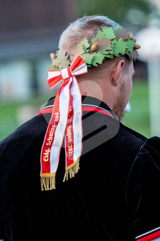 ESAF2025_Empfang_8557 | Die Schwinger des Schwyzer Kantonalen Schwingerverbandes: Fotos, die Dynamik und Leidenschaft festhalten, sowie emotionale Momente aus dem traditionellen Schwingsport zeigen. - Realisiert mit Pictrs.com