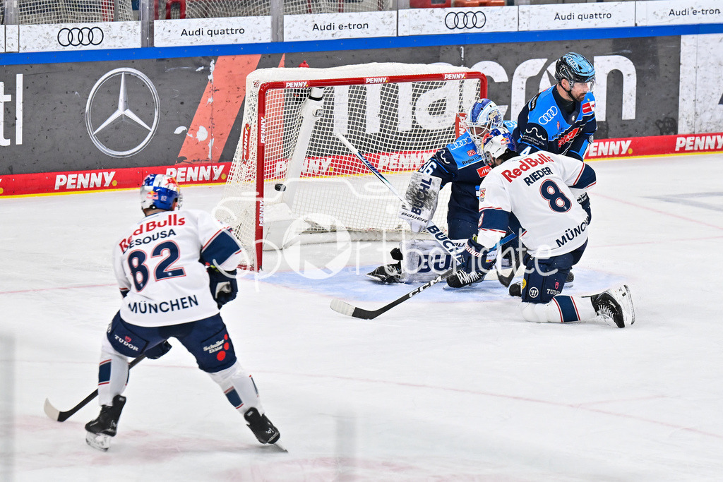 ERC Ingolstadt - EHC RB München | INGOLSTADT, GERMANY - 27. MAERZ: in dieser Szene erzielt Tobias RIEDER (RB München 8) den Treffer zum 0-1 / Tor / Torschuetze / Freude / Happy während dem Match zwischen dem ERC Ingolstadt und dem EHC RB München bei Spiel 2 des DEL Playoff Viertelfinales in der Saturn Arena