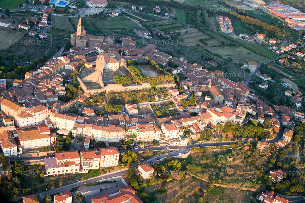 Vue aérienne: Vue de la ville à Castiglion Fiorentino dans le département Arezzo, Italie. Photo: IMG_43866.jpg prise le 29/07/2011 par Werner Riehm/FLY-FOTO.eu – Résolution de l'original: 4272 x 2848 px