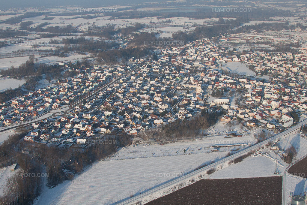 Aerial view: View of the town in Mothern in the state Bas-Rhin, France.Photo: IMG_36614.jpg taken on 01/05/2011 by Werner Riehm/FLY-FOTO.comResolution of the original: 4752 x 3168 px